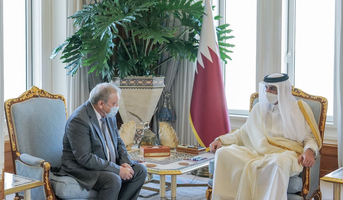 Qatar Amir meets Russian Ambassador